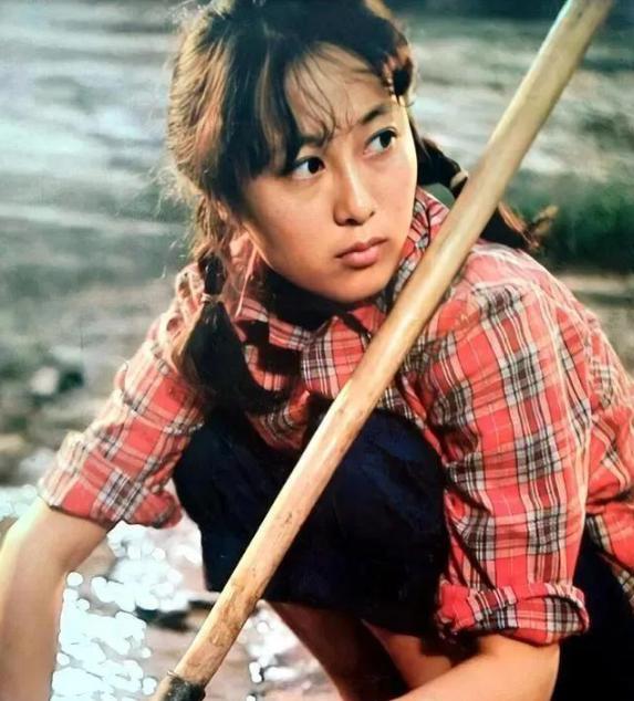 吴玉芳|《平凡之路》一件泳衣，暴露金晨身材短板，被60岁吴玉芳比下去了