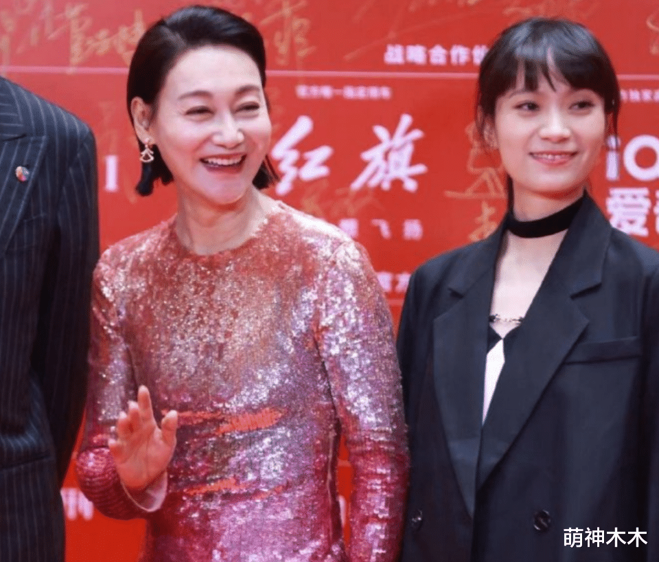 周冬雨|北影节闭幕红毯：关晓彤红裙显腰粗，周冬雨老气，王一博严肃冷脸