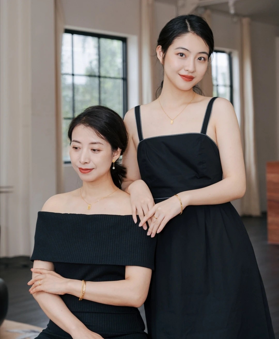 发型 女人到了五十岁选发型要慎重，头发染黑、剪成锁骨发，优雅又年轻