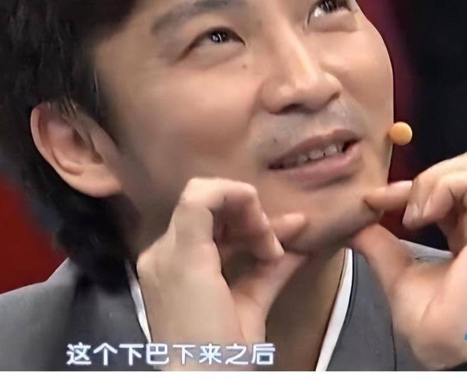 央视春晚一曲成名,被砍下巴脱落缝130针变阶下囚,今卖马桶为生