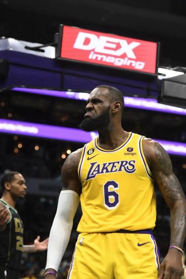 NBA早报:詹皇回怼记者,KD来到历史14位,哈登斩获2万4