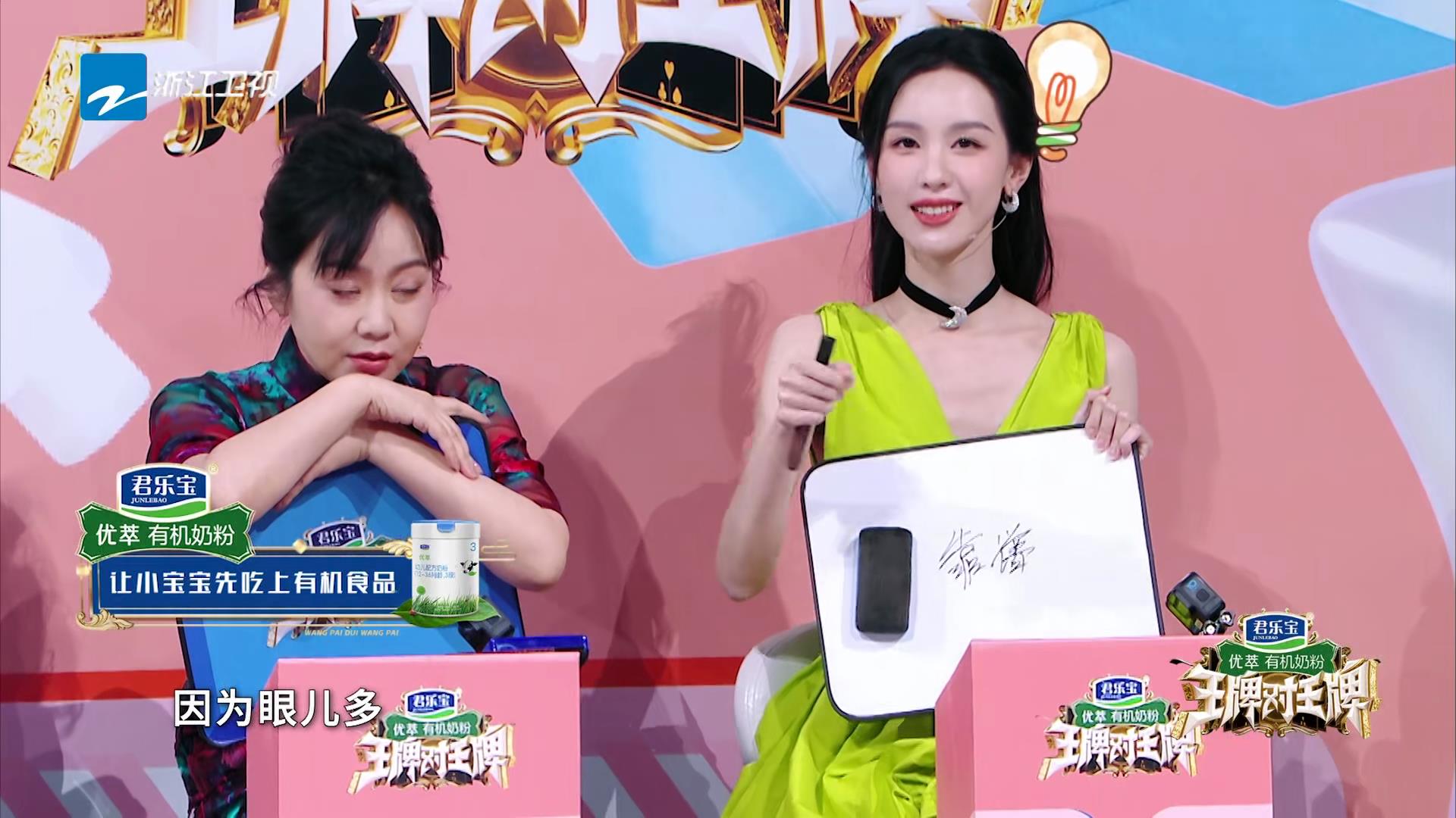 陈都灵“排骨胸”引网友热议，和关晓彤站一起，差别一下就出来了