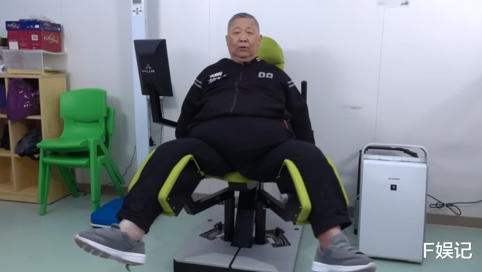 TVB老戏骨秦煌满头白发 减肥有效身形瘦一圈精神好