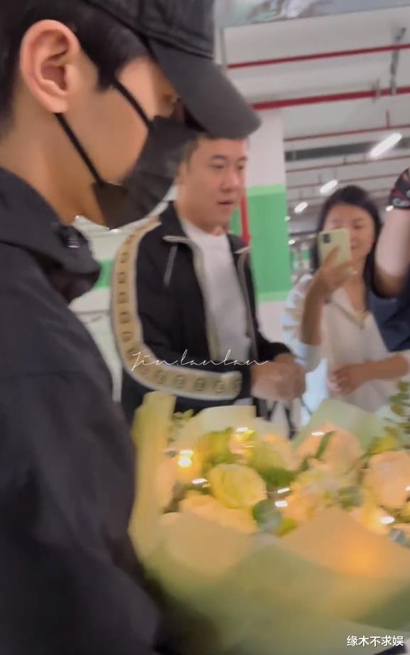 邓伦正式复出！成立火社甄选开启首场直播，成绩不佳离场后颓废！