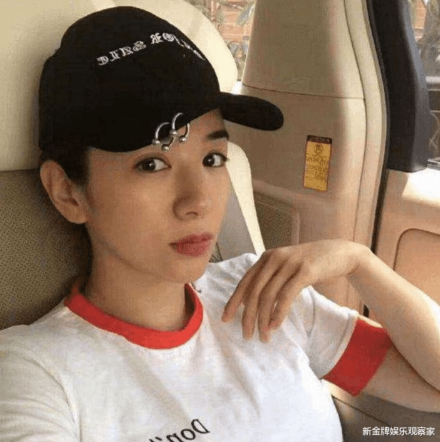 女明星也太拼了!黄奕为穿冰雪女王礼服,自曝腰上缠了10层保鲜膜