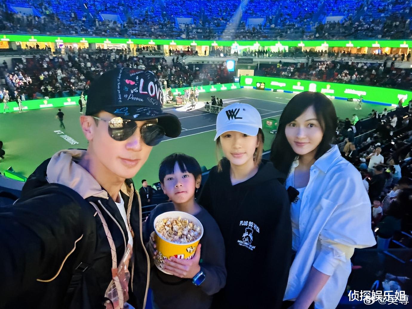 李小璐吴尊带娃出游,甜馨NeiNei十年后再同框,小姐妹长成大美女