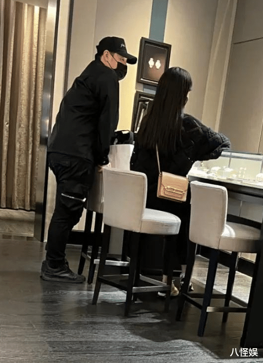 潘玮柏与老婆现身机场，宣云自己提行李俩人形同陌路，被猜闹矛盾