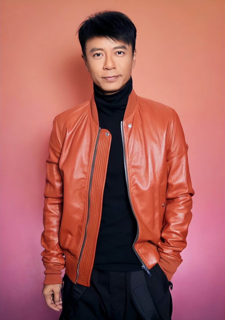 谭咏麟|72岁谭咏麟穿球服与一众港星踢球,李克勤发文称赞:一晚射进三球