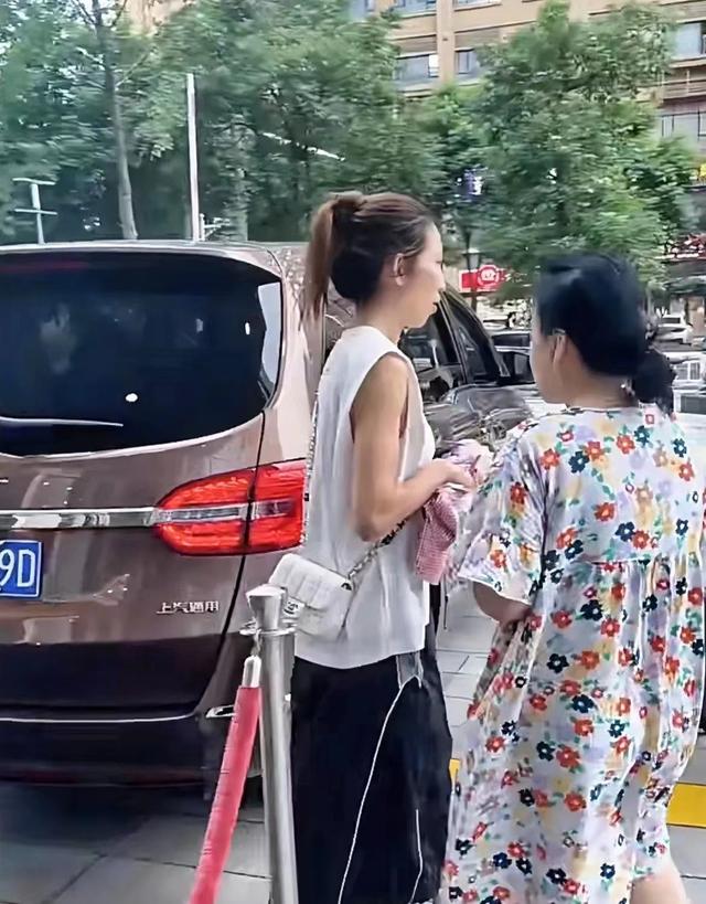 蔡少芬49岁断崖式衰老！素颜憔悴像大妈，法令纹可以夹死蚊子