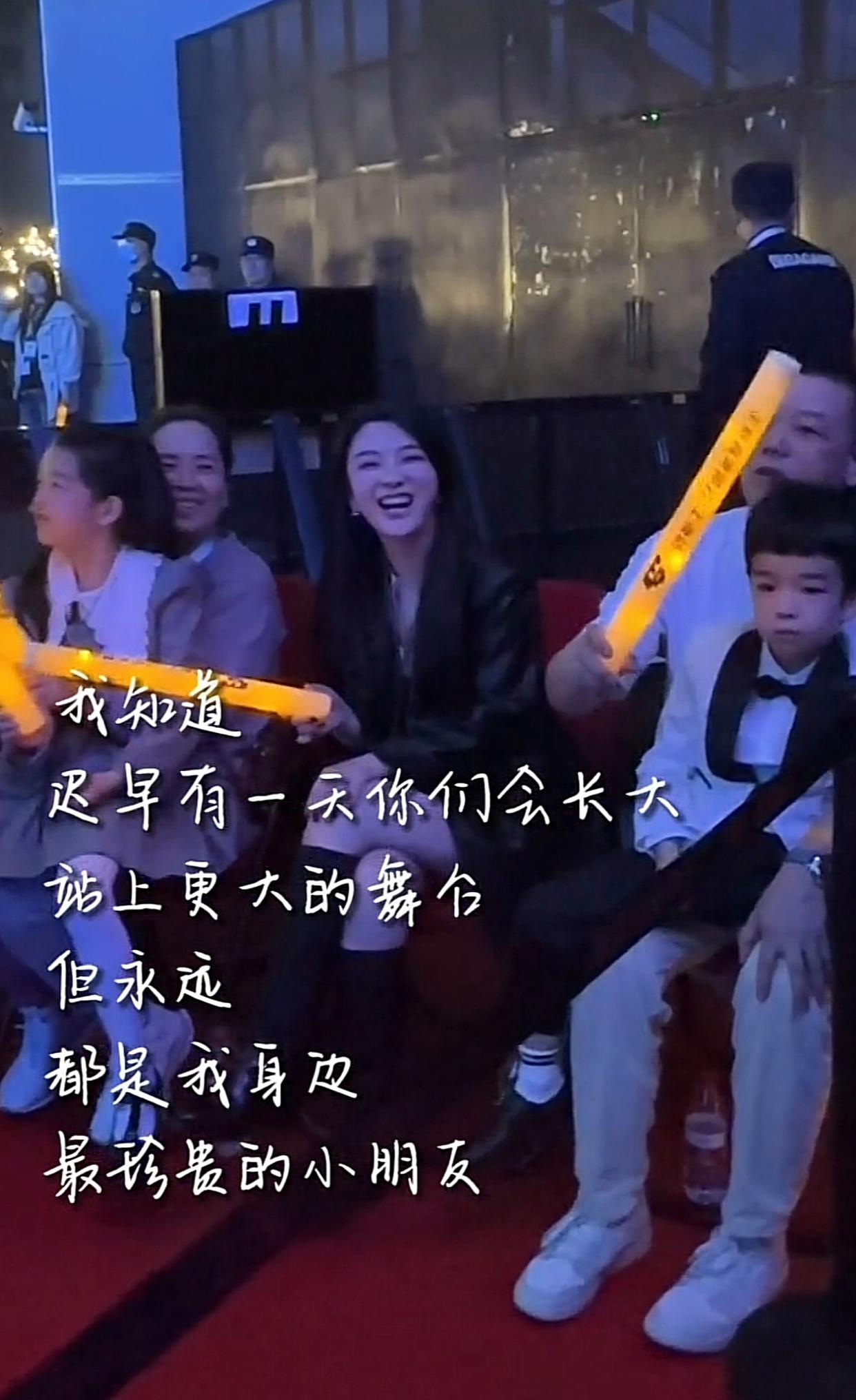 王栎鑫前妻现身演唱会，吴雅婷坐台下感动落泪！前公婆的举动暖心
