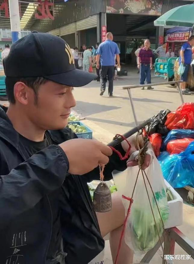 摆摊|38岁男明星名下8套房资产过亿,却摆摊卖菜,被批卖惨后本人回应