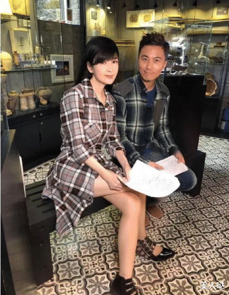 衬衫|55岁周慧敏离开滤镜暴露真实颜值,穿印花裙穿的比少女还嫩,可脸部干瘪似小老太婆