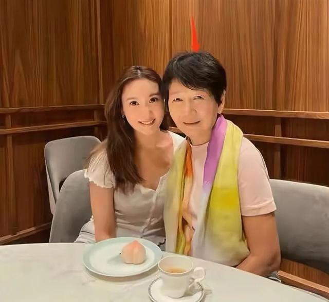 苗侨伟|7位港圈男神的妻子,苗侨伟妻子素颜自然,吕良伟夫妻像同龄人