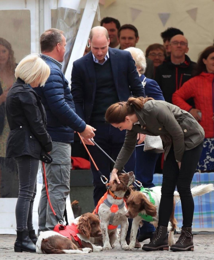 运动 80后凯特罕见换发型!扎单麻花辫穿迷彩服,王储妃气质也跟着改变