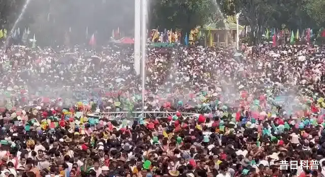 饮食|生理期被撕雨衣泼隐秘部位,泼水节变流氓节,人若恶俗不分男女