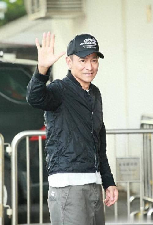 科技脸和自然脸区别多大?看完这4位老牌男神的近照,你就知道了