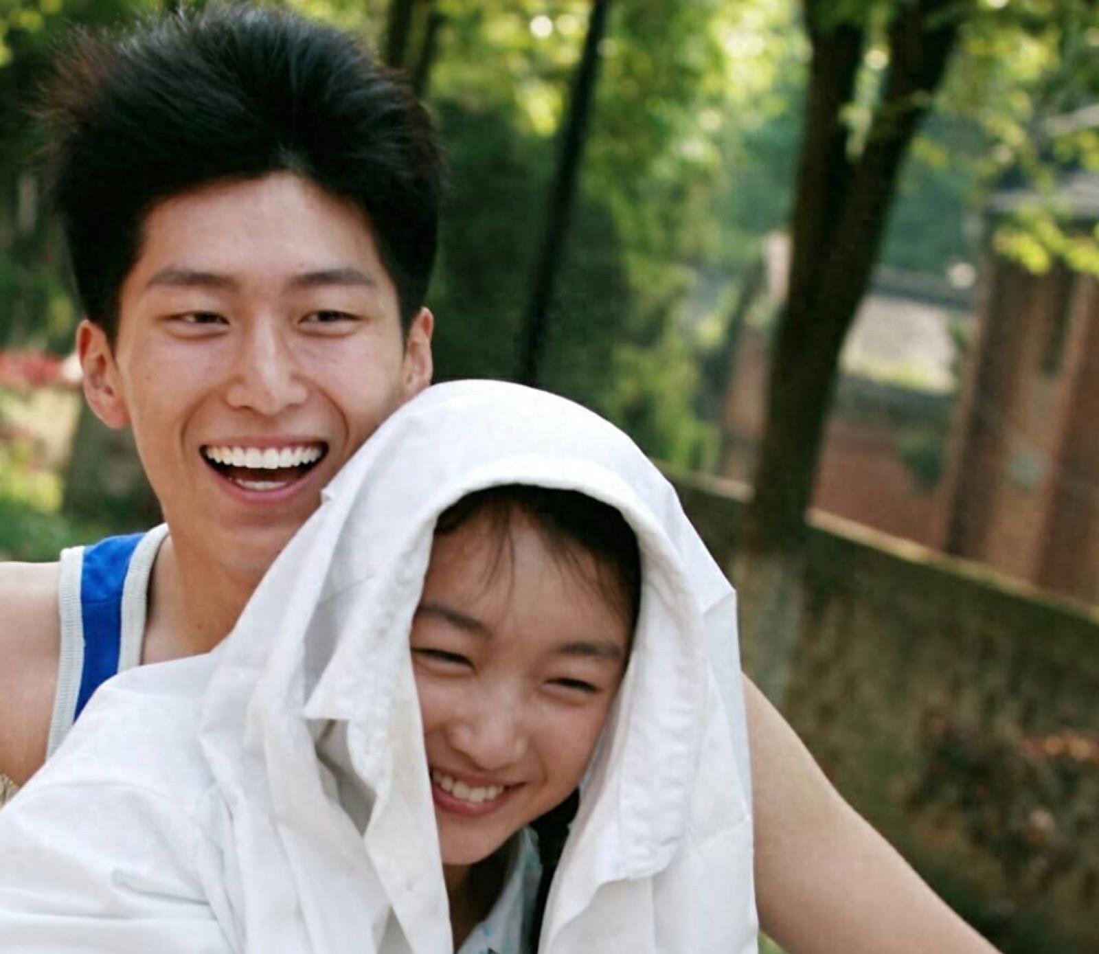 曾志伟拽的不是周冬雨的手，而是娱乐圈藏不住的丑陋，两人到底啥关系