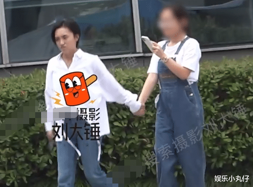 胡歌经纪人妻子罕素颜现身！一头短发不修边幅，母凭子贵地位上升