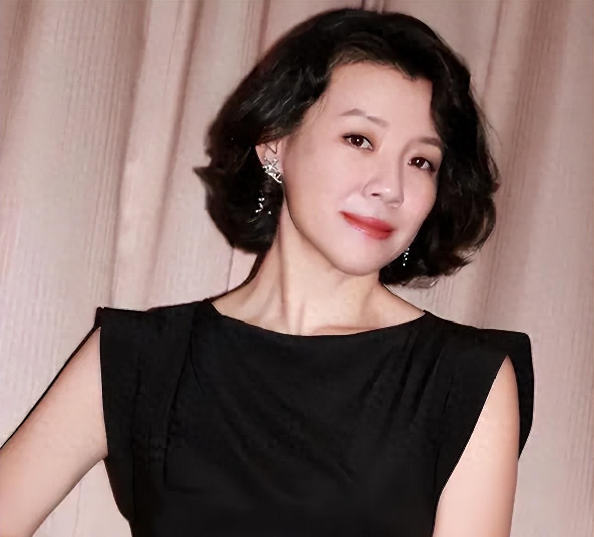 她与名导同居三年却惨遭抛弃，转身下嫁穷小子后竟然成人生赢家！