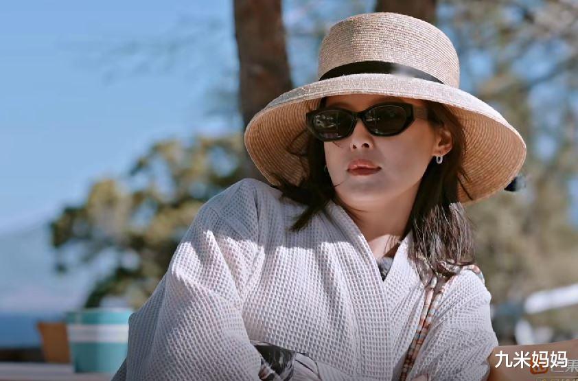 看了辛芷蕾的脚，我不由得慨叹，这真的是女明星的脚？