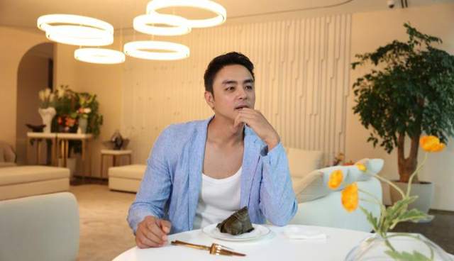 演员明道官宣二胎出生，十指紧扣父爱满满，女儿正脸照十分呆萌可爱