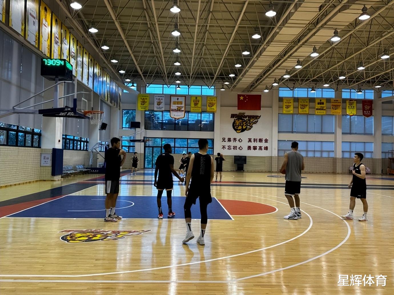 宏远集团|正式退役!宏远新星因病职业生涯终结 朱总送他读大学铺好发展道路