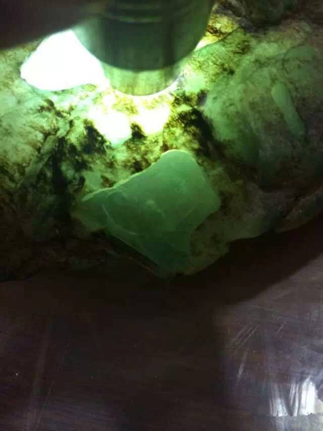 欣赏刚切开的翡翠毛料