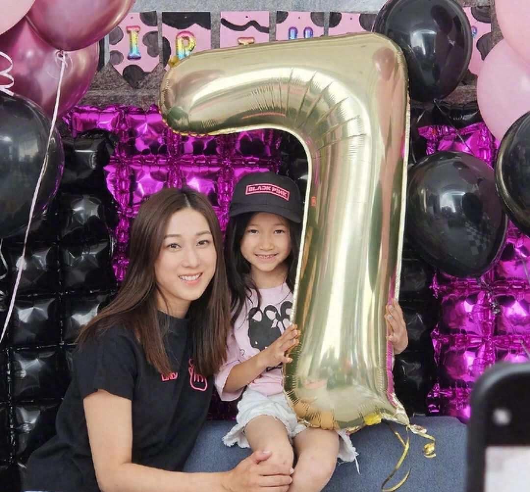 钟嘉欣一家玩海上活动享亲子乐,大女儿越发标致,很有潜质参加选美