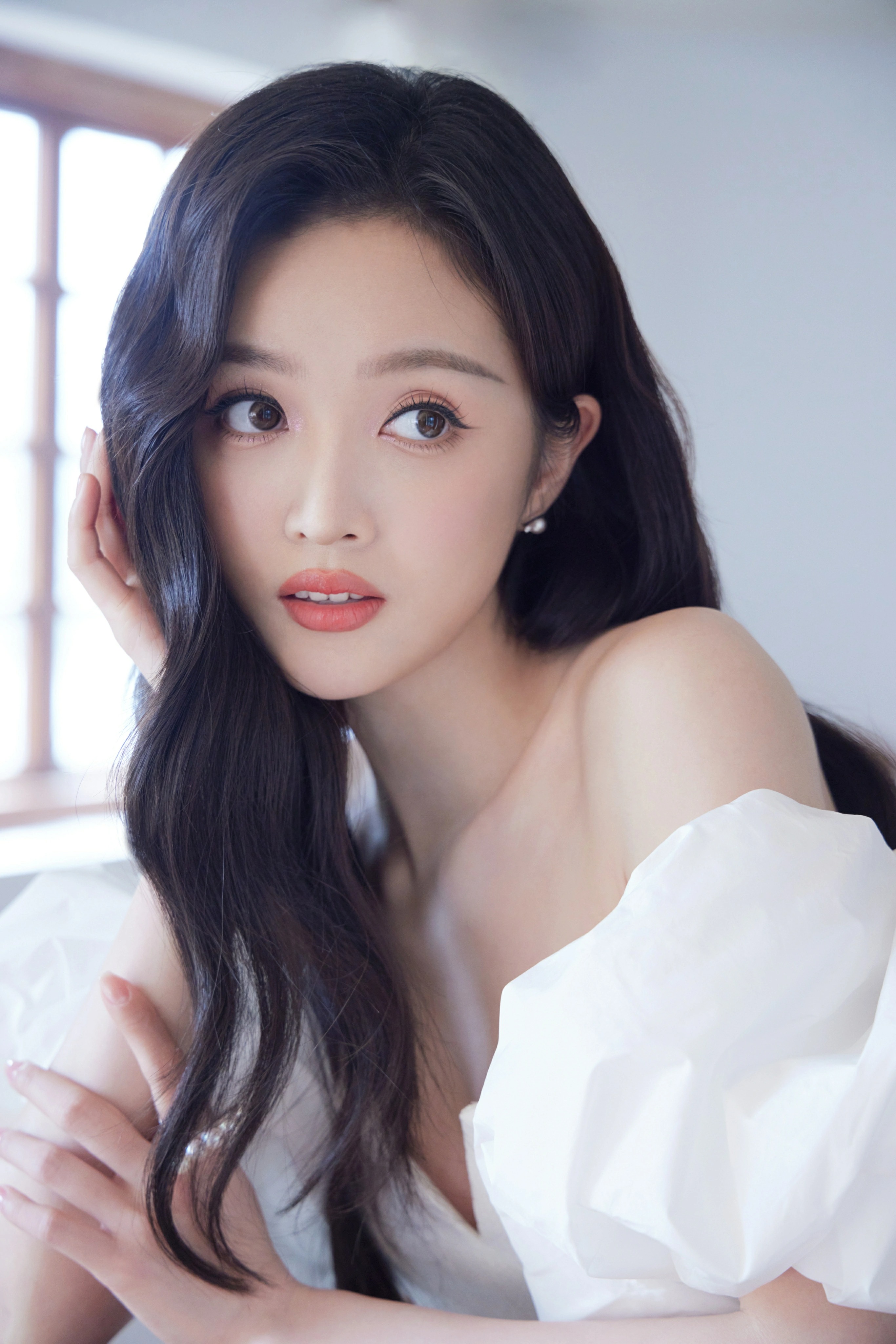 吴宣仪身穿白色抹胸深v鱼尾裙高级又不失性感让你成为魅力女人 - 电影