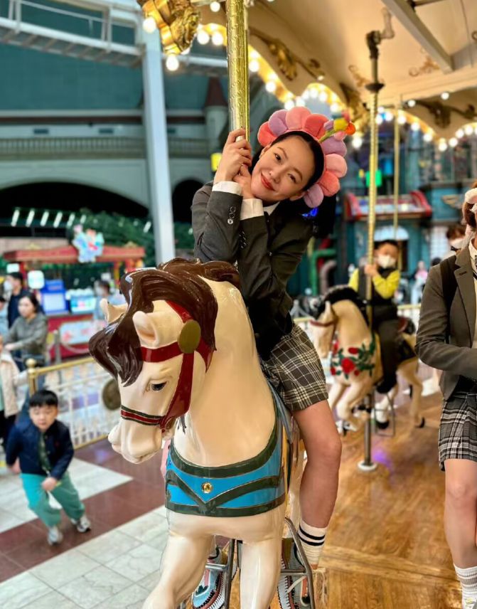 小S|韩国街头偶遇小S，44岁穿高中校服坐旋转木马，被网友吐槽装嫩