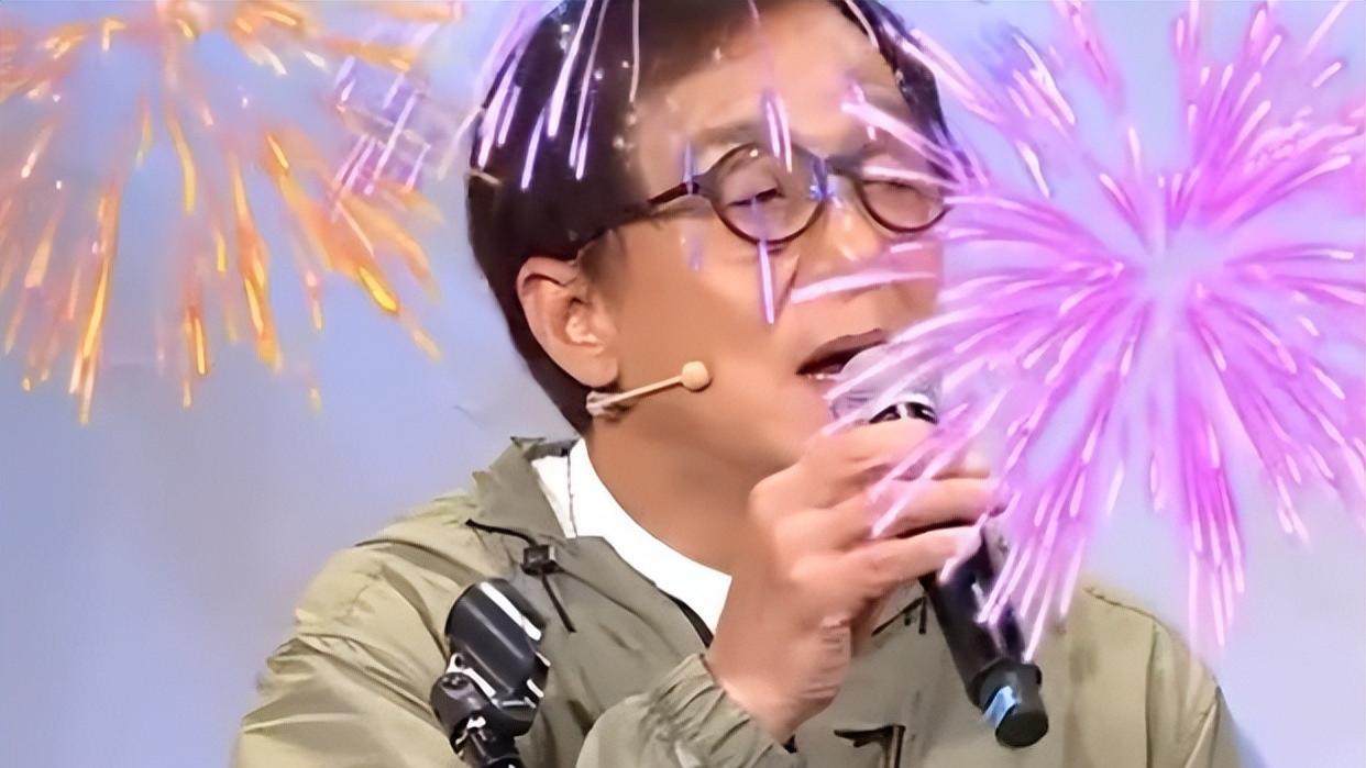 功夫巨星成龙直播连麦，不关闭直播打赏引热议，网友吐槽掉钱眼了