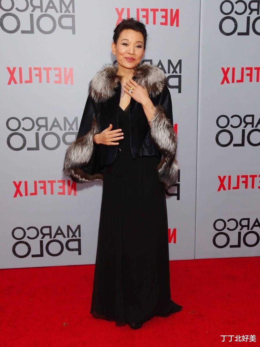 62岁陈冲与70岁刘晓庆合影!一个自然老真优雅,一个塑料脸好减龄