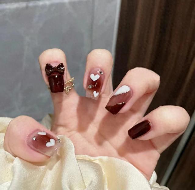 高贵显白美甲：金棕色YYDS--秋季美甲推荐