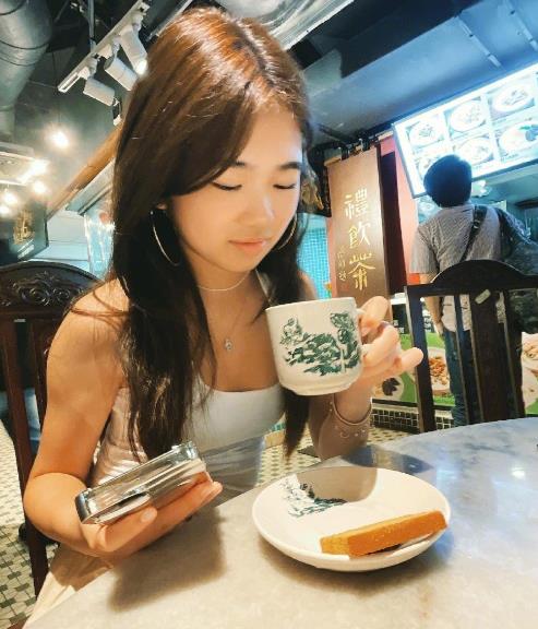 吴速玲离婚后为女儿庆生，13岁“姐姐”模样大变，爸爸曹格没露面