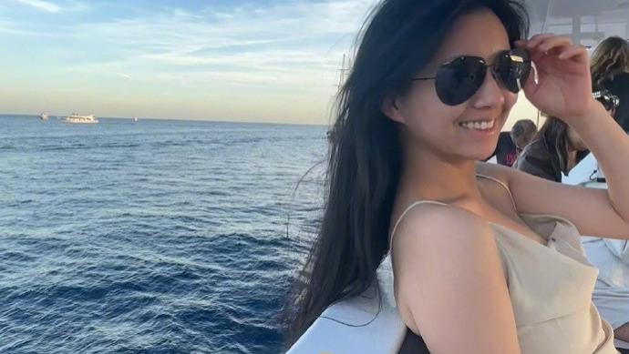 24岁小彩旗晒英国留学生活，穿连体泳衣出海游玩，皮肤黝黑变化大