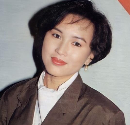 曾是“亚视一姐”，却被渣男老公骗光家产，如今61岁落寞街头