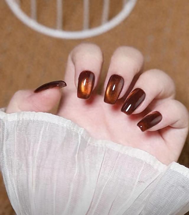 高贵显白美甲：金棕色YYDS--秋季美甲推荐
