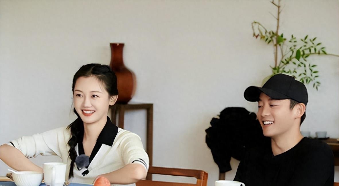 事实证明,被苗苗一家四口“吸血”的郑恺,已经走上了另一条道路