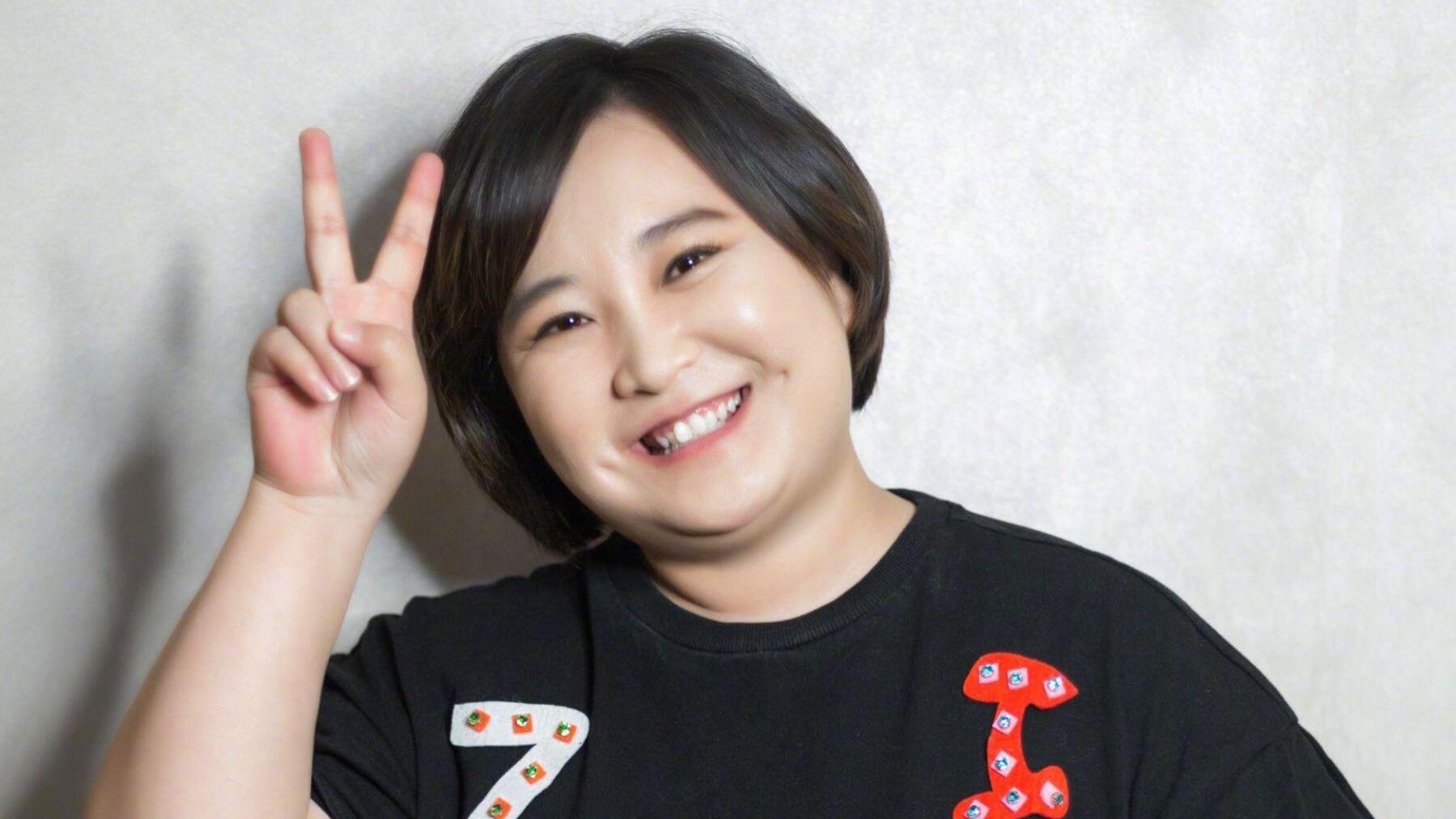 贾玲的腹肌让网友泪奔 贾玲瘦身100斤前后对比