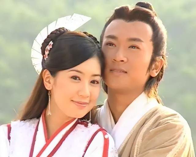 裤衩套头,花洒软管做头饰,小时候爱看的古装剧,妆造真的很离谱