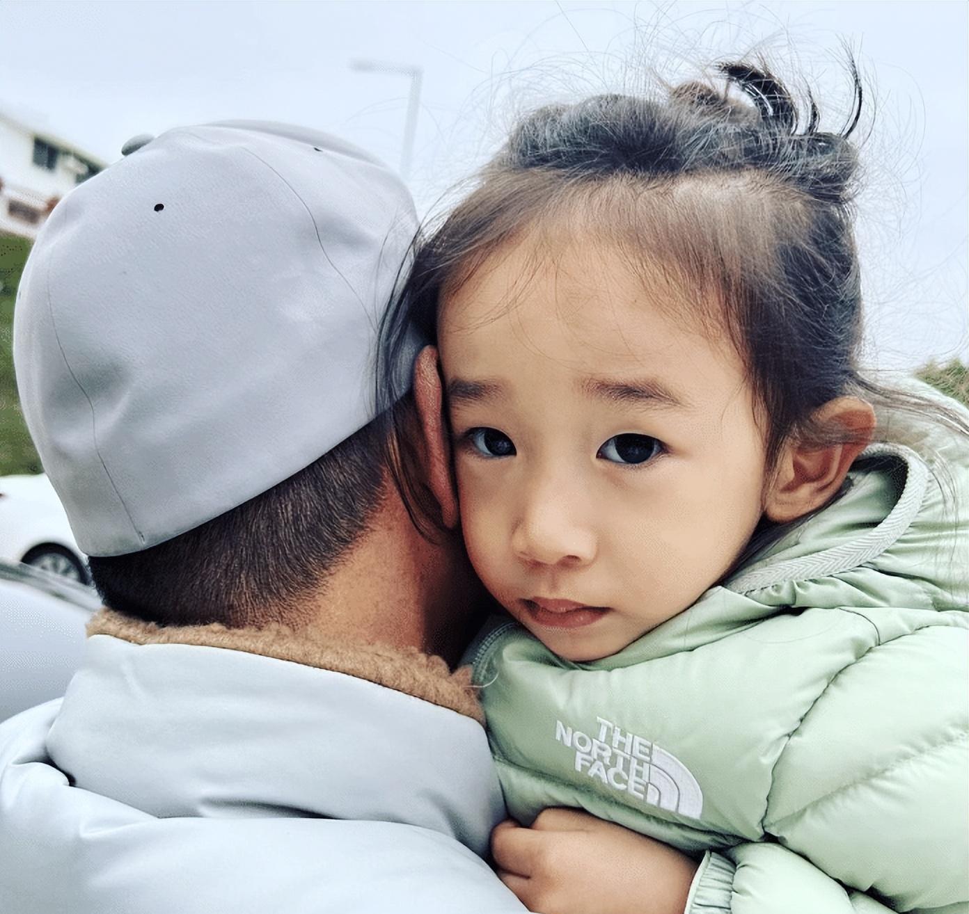 陈小春|陈小春次子扎马尾像女孩儿,网友担心会导致性别认知障碍