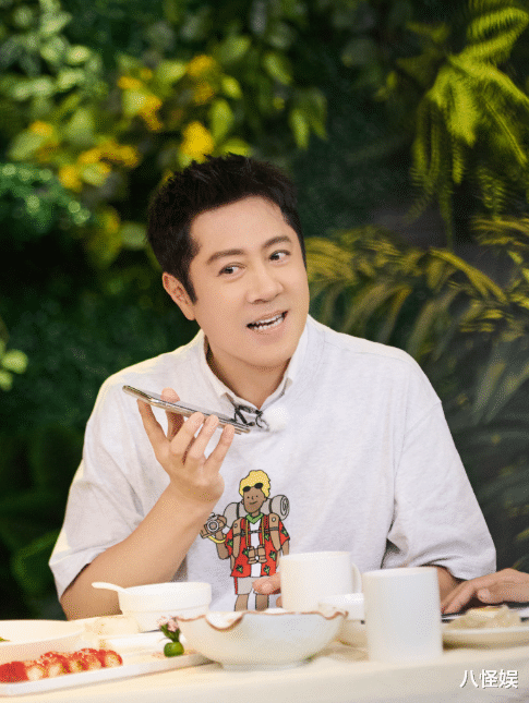 55岁蔡国庆晒二胎正脸照，5岁庆宝浓眉大眼像爸爸，比哥哥还帅气