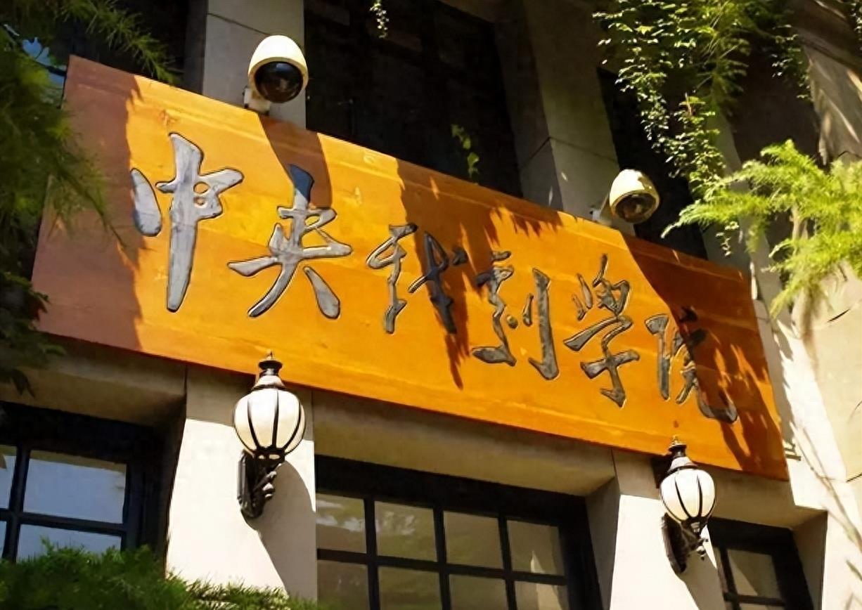 41岁的贾玲暴瘦50多斤脱胎换骨,漂亮到认不出,与张小斐故地重游