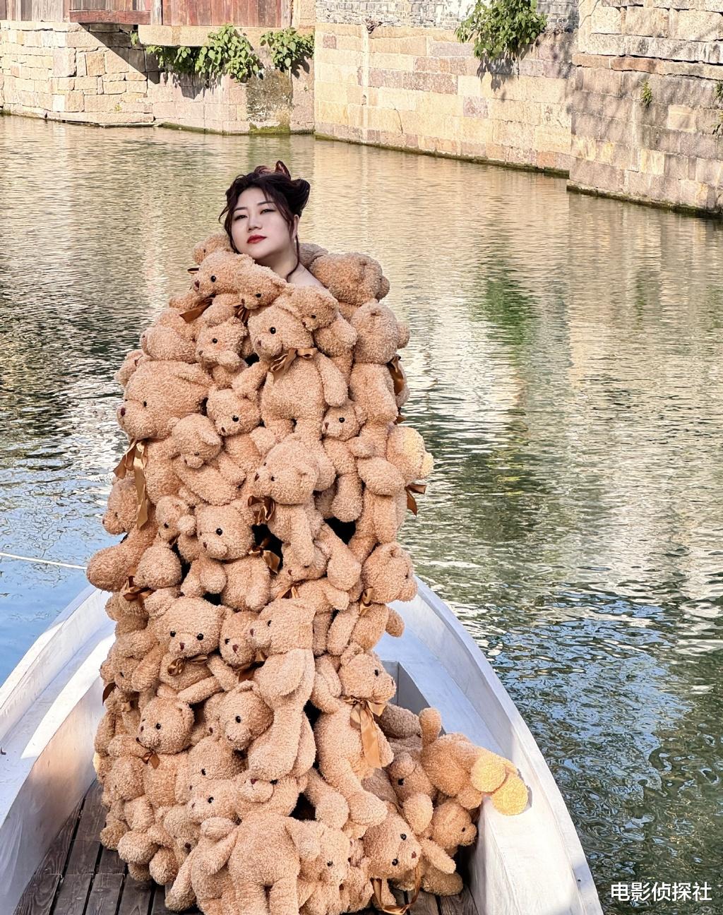 GQ盛典看点多:杨幂提大白菜包,杨天真满身娃娃,三个女明星撞款