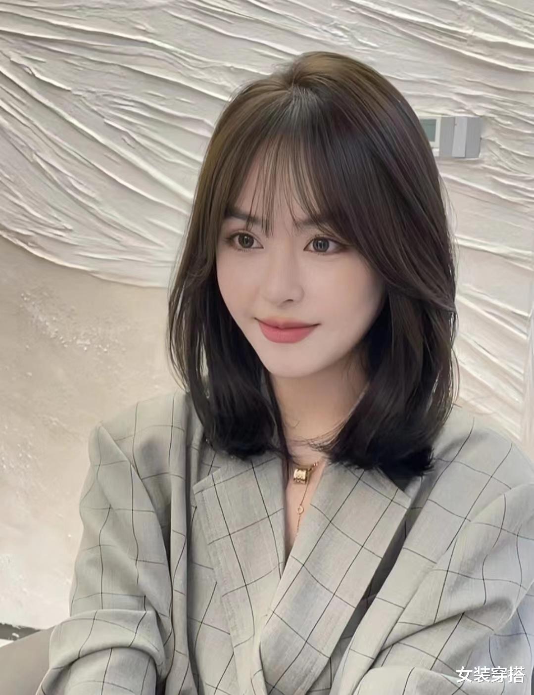 今年流行一种发型叫“锁骨发”,洋气减龄显脸小,效果堪比整容