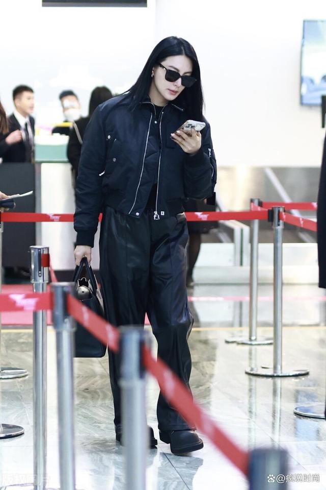 大骨架身材也挺美，张雨绮飞行夹克配皮裤，女霸总既视感！