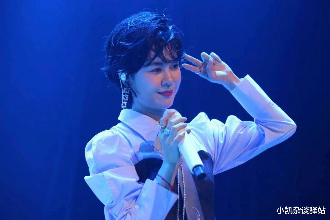 郁可唯演唱会舞台激光照射引争议,观众相机受损,场馆方拒绝赔偿