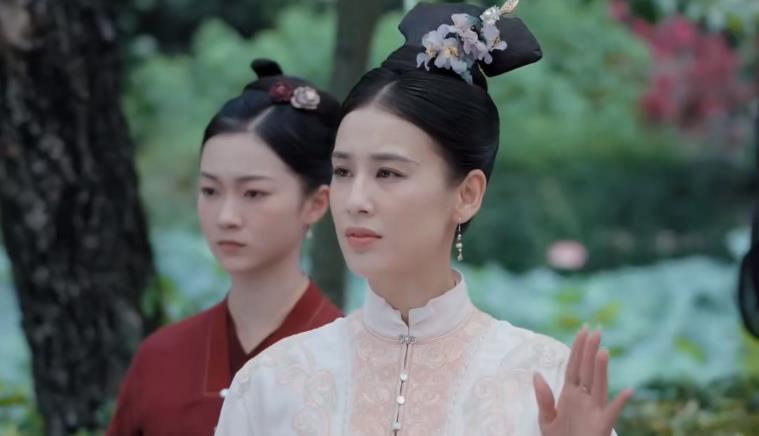 当40岁的黄圣依跟36岁何泓姗站在一起，我才明白什么叫气质和骨相