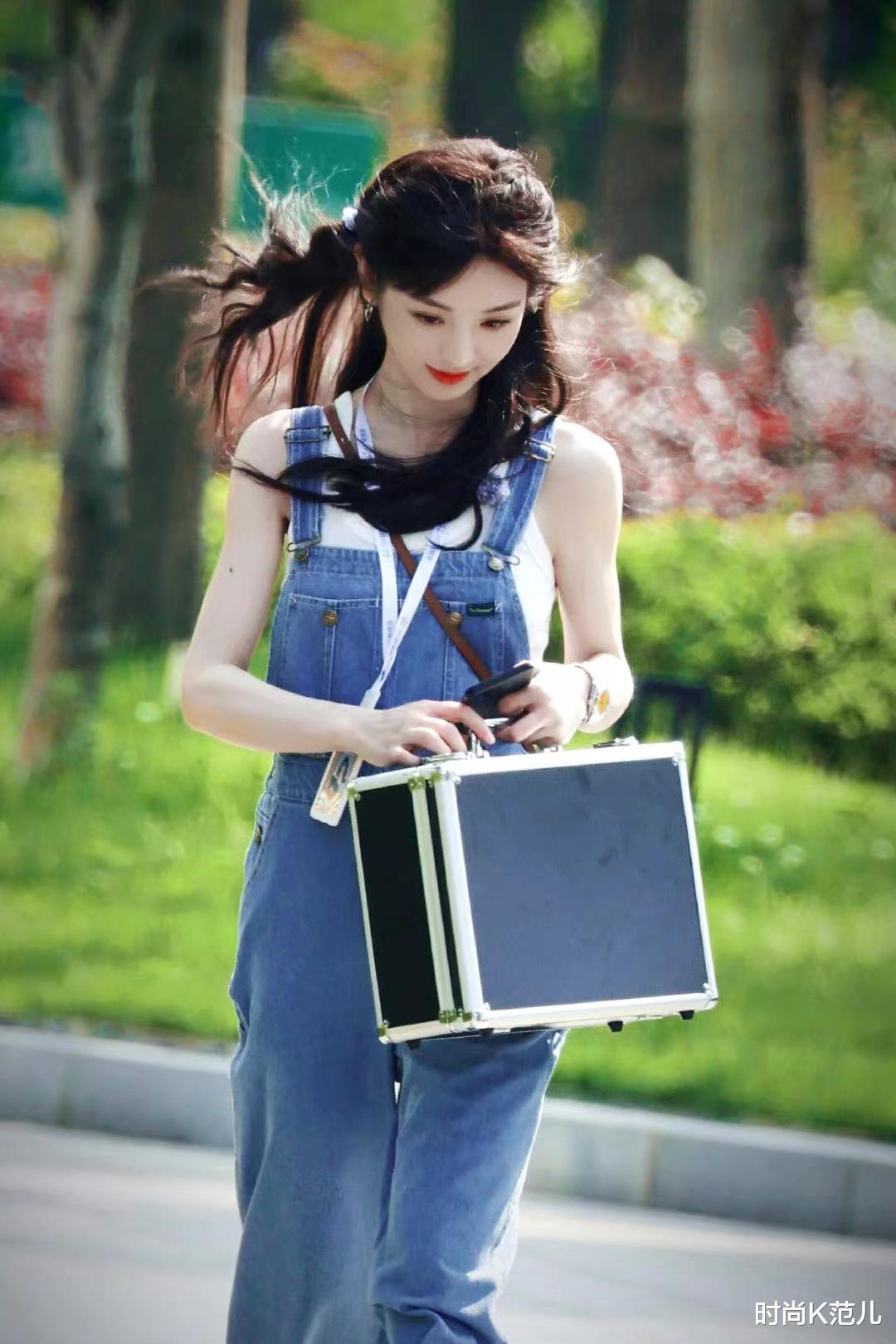 田曦薇 田曦薇《女子推理社》上班路透，穿背带裤扎双马尾，清新又甜美！