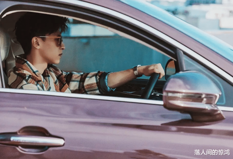 邓伦账号遭封禁,道个歉就想继续工作,大V放话:这还只是开始